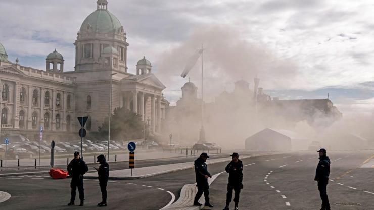 SON DAKİKA.. Sırbistan parlamentosu önünde silah sesleri duyuldu Alevler yükseldi, dumanlar gökyüzünü kapladı...