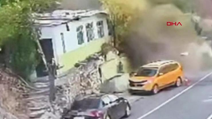 Tuncelide şoför, düşen kayanın altında kalmaktan son anda kurtuldu