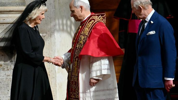 Vatikana tarihi ziyaret Kraliçe Camilla, Papanın karşısına siyahlar içinde çıktı: Bir nedeni var...