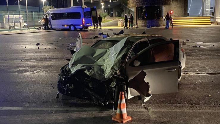 Tur minibüsüyle otomobil çarpıştı: 2 yaralı