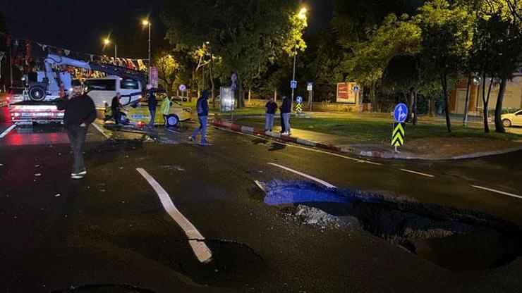 İstanbulda sağanak: Vatan Caddesinde yol çöktü