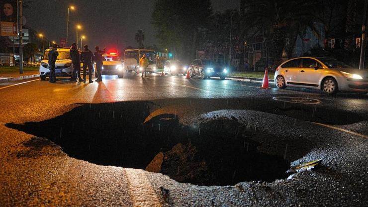 Fatih’te sağanak yağış sonrası Vatan Caddesi’nde yol çöktü