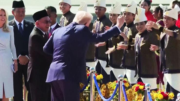 Trump Asya turuna dansla başladı