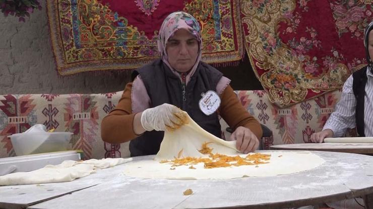Kızılinlerde yapılan bal kabaklı gözleme ilginç lezzeti ile dikkat çekiyor