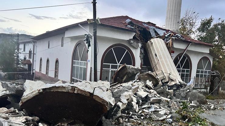 Şiddetli fırtına minareyi yıktı: Cemaat faciadan kıl payı kurtuldu