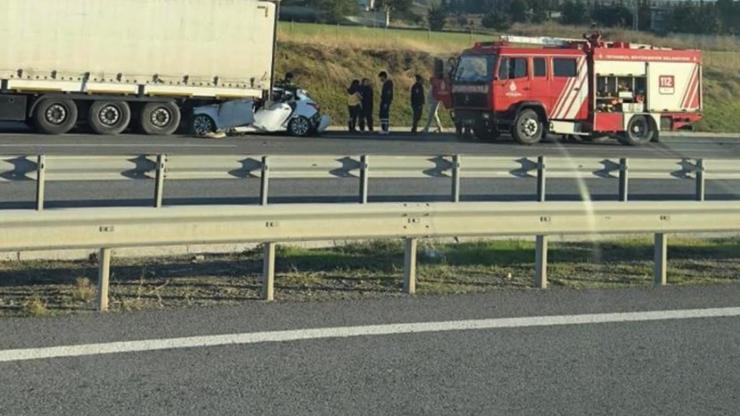 İstanbulda feci kaza Otomobil TIRa ok gibi saplandı