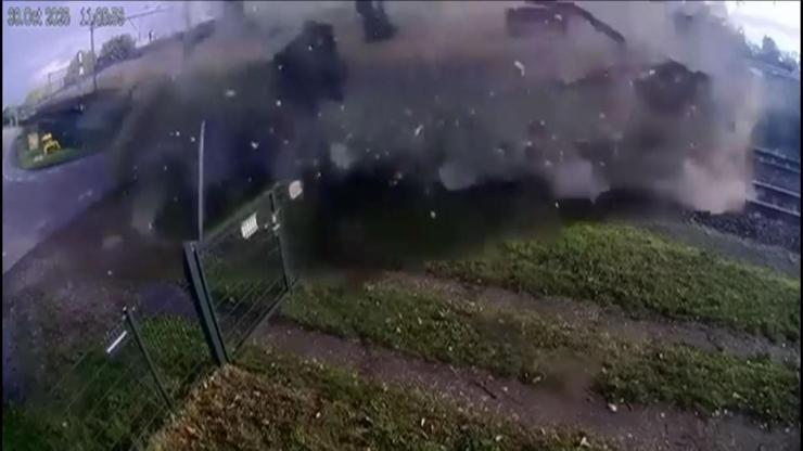 Korku dolu anlar Yolcu treni geçitte kalan tırı biçti