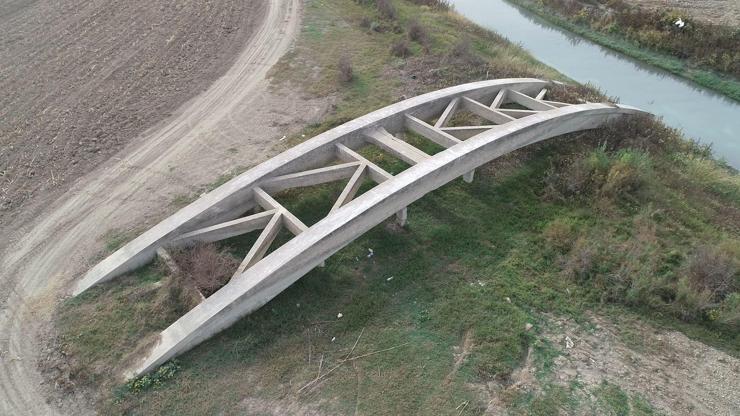 Fotoğraflar Seyhan Baraj Gölünden: Sular çekilince eski köprü gün yüzüne çıktı