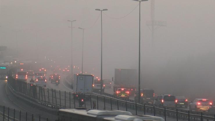 Göz gözü görmüyor İstanbulda sis etkili oldu