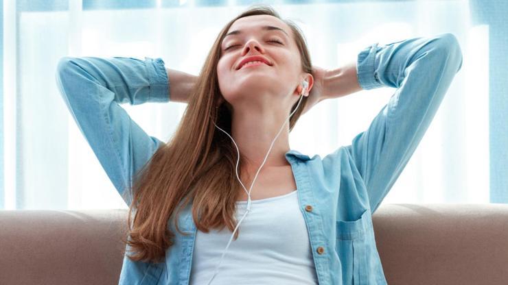 Bilim İnsanlarından Çarpıcı Araştırma: Müzik Dinlemek Beyni Yeniliyor, Demans Riskini Azaltıyor