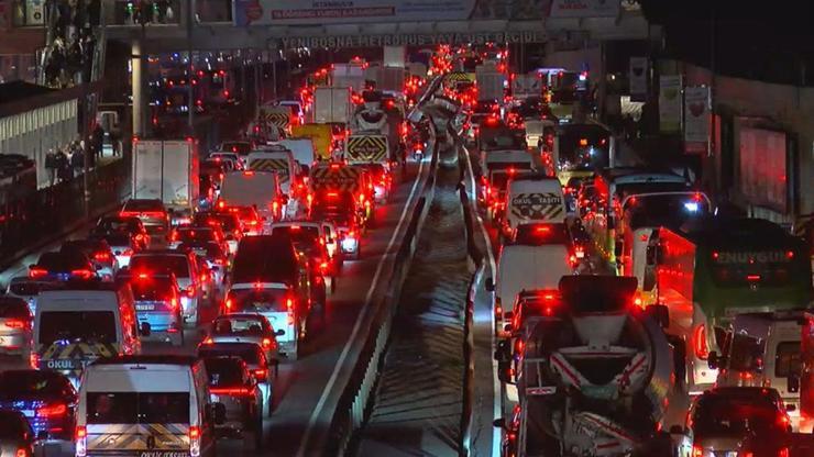 İstanbul'da trafik yoğunluğu yüzde 83'e ulaştı İstanbul'da trafik yoğunluğu yüzde 83'e ulaştı