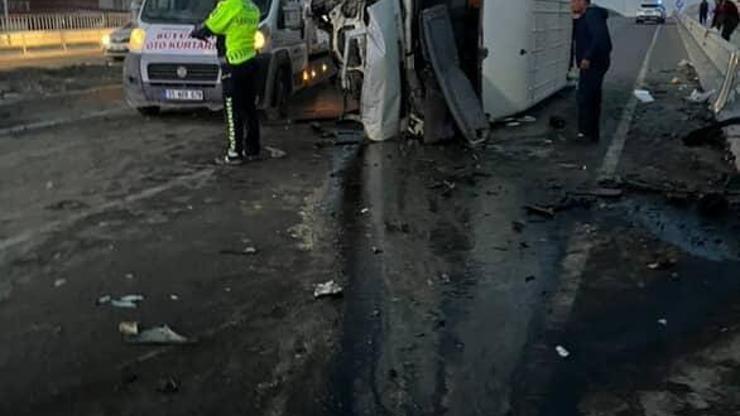 Hatayda minibüs ile otomobil çarpıştı: 11 yaralı