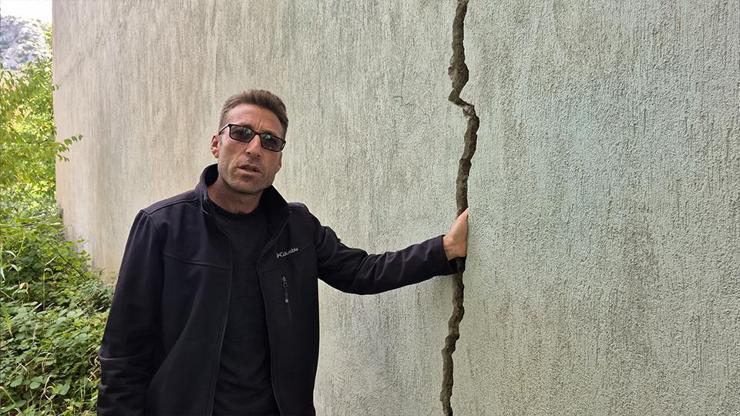 Isparta'da neler oluyor? Korkutan manzara: Meyve bahçelerinde obruk ve yarıklar, evlerin duvarlarında çatlaklar