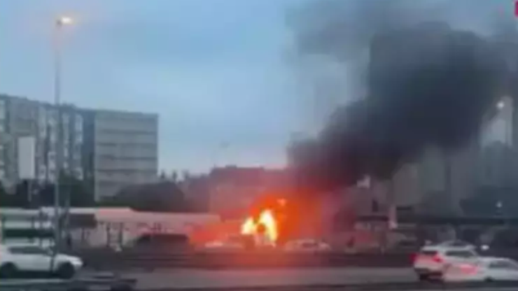 Cevizlibağda iş makinesi alev alev yandı