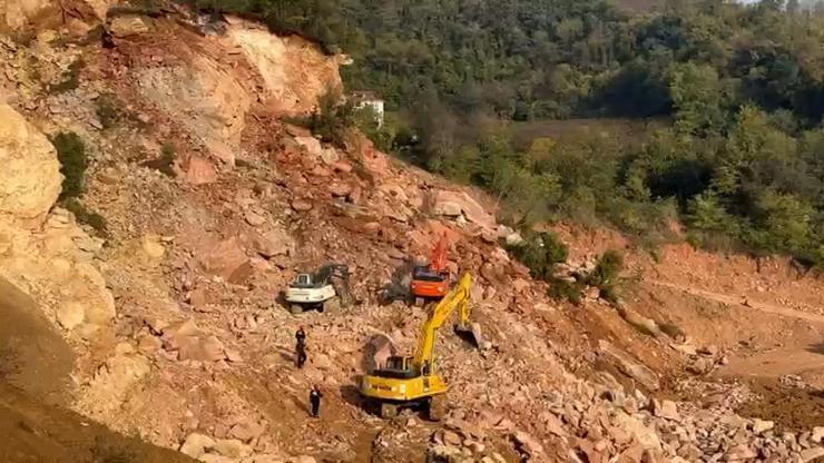 Göçük altında kalan kamyon şoförü için arama kurtarma çalışmaları yeniden başladı