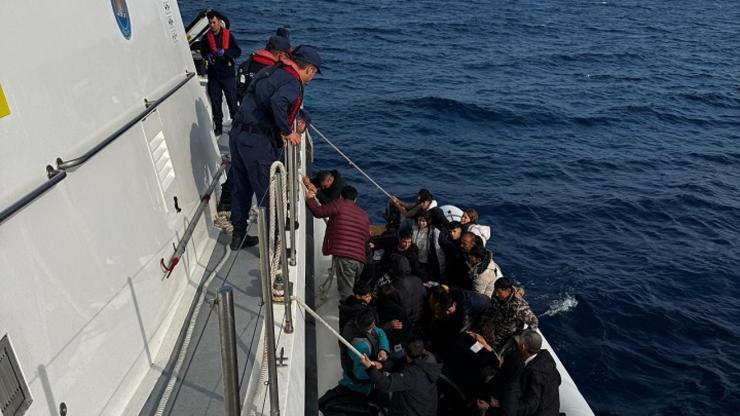 İzmir açıklarında 64 düzensiz göçmen kurtarıldı