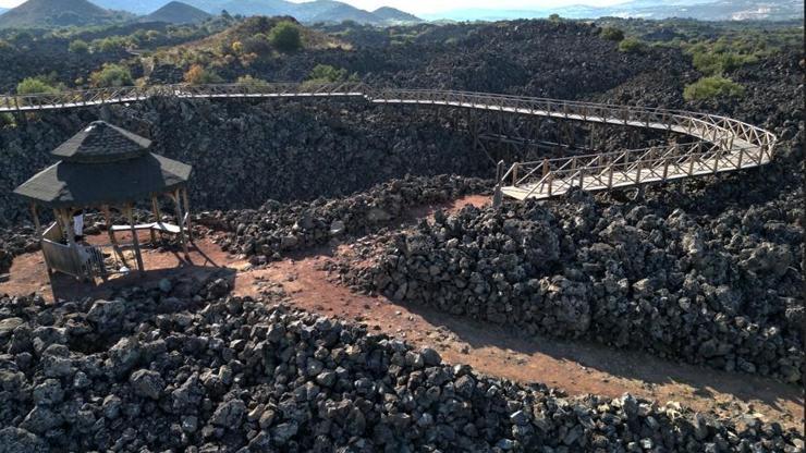 “Yanık Ülke” Sonbahara Büründü: Kula’nın Büyüleyici Renk Cümbüşü