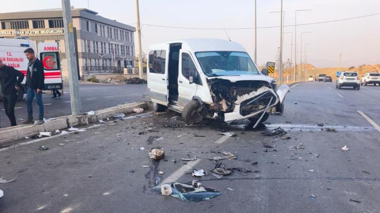 Şırnak’ta servis minibüsü ile hafif ticari araç çarpıştı