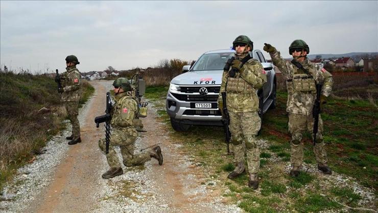 Türk askeri Kosovada devriyede Bölgesel istikrara katkıda bulunuyor