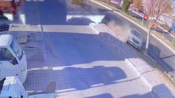 Ağaca çarpan araç ikiye bölündü: İki kişi hayatını kaybetti