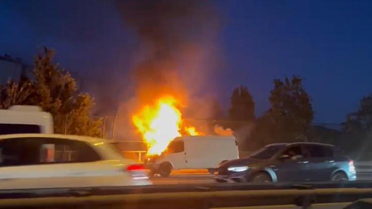 SON DAKİKA HABERİ: FSM çıkışında korku dolu anlar Araç alev aldı, geçişler aksadı