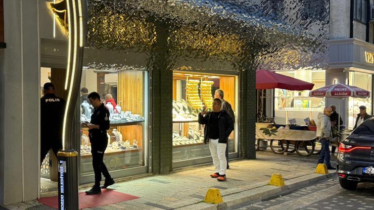 Ordu'da kuyumcudan 2 milyon liralık altın çalan şüpheli, Trabzon'da yakalandı Ordu'da kuyumcudan 2 milyon liralık altın çalan şüpheli, Trabzon'da yakalandı