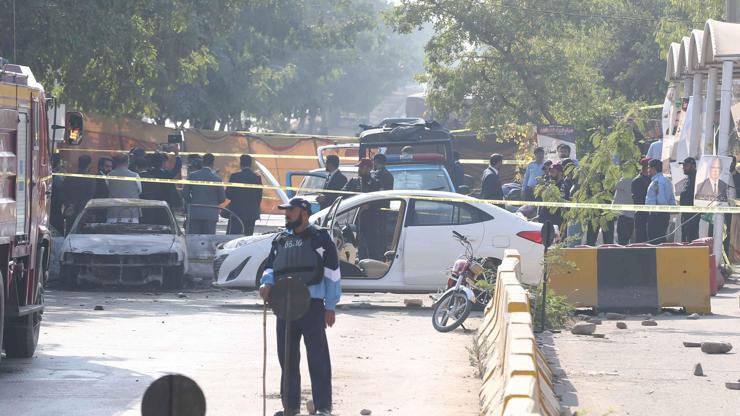 Pakistan'da intihar saldırısında en az 12 kişi hayatını kaybetti