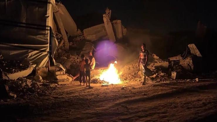 Gazzede yıkıntılar arasında yaşam