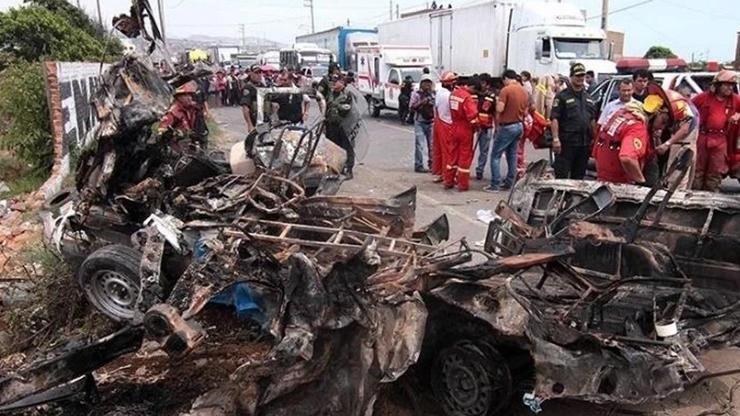 Peruda feci kaza Otobüs kamyonete çarptı: 37 ölü