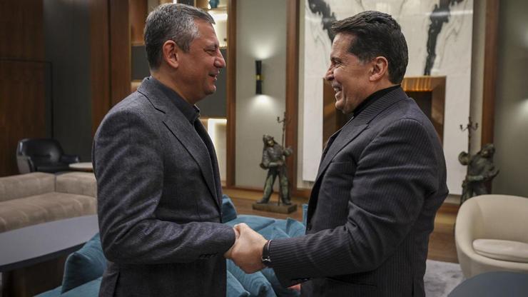 CHP Lideri Özgür Özel cezaevinden tahliye olan Ahmet Özer ile buluştu