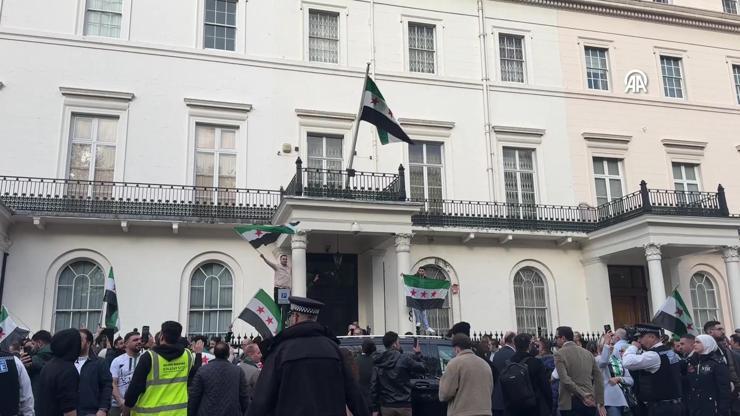 Suriye bayrağı, İngiltere'nin başkenti Londra'da göndere çekildi