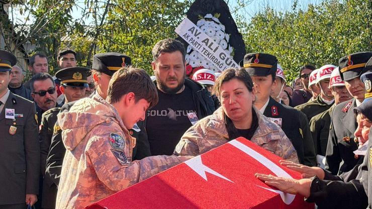 Şehit astsubaya son bakış Eşi ve oğlu parkasını giydi