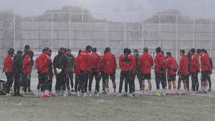 Sivasspor, kar altında çalıştı