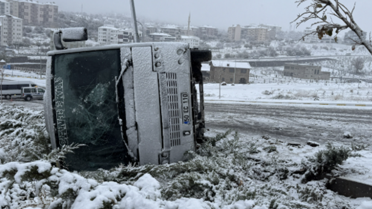 Nevşehirde işçi servisi devrildi: 14 yaralı