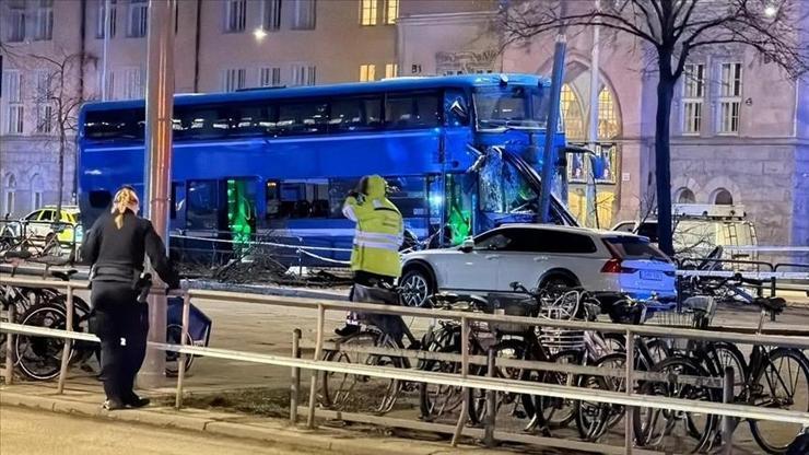 Stockholm’de çift katlı otobüs durağa çarptı: 3 kişi hayatını kaybetti