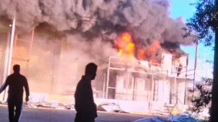 Bahçe mobilyaları deposu alev alev yandı