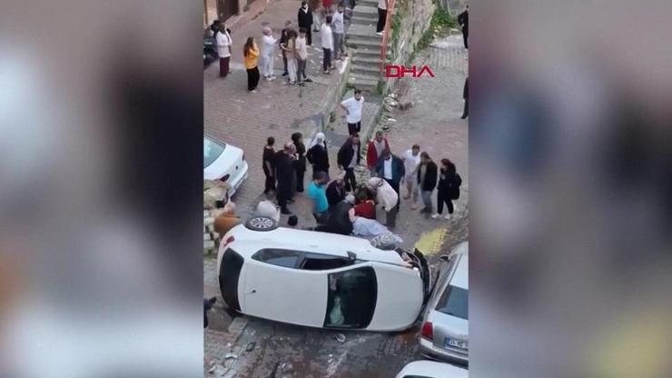 Kağıthanede feci kaza Kontrolden çıkan araç ortalığı savaş alanına çevirdi