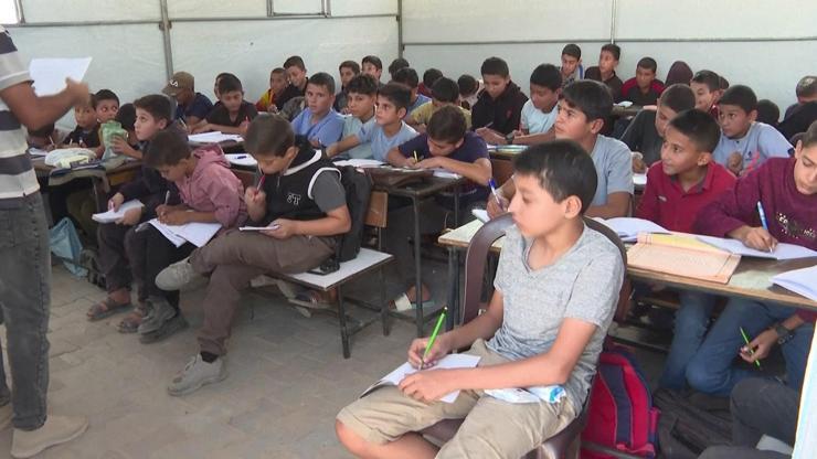Gazze’de çocuklar çadırda eğitim alıyor
