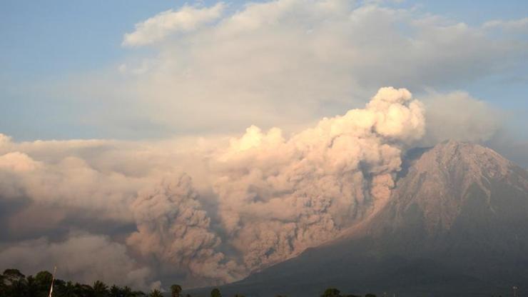 Endonezyada Semeru Yanardağında patlama: Küller 800 metre yüksekliğe ulaştı