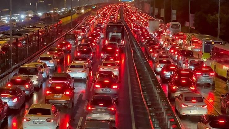 İstanbul'da trafik yoğunluğu yüzde 83'e çıktı İstanbul'da trafik yoğunluğu yüzde 83'e çıktı