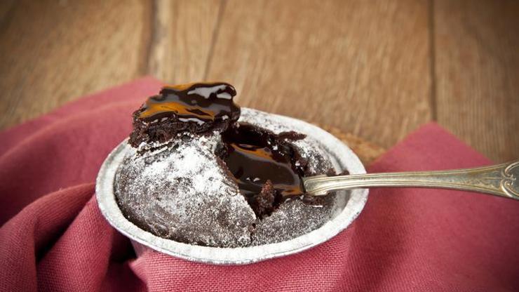 Ağızda dağılan çikolatasına bayılacaksınız 2 kişilik sufle tarifi