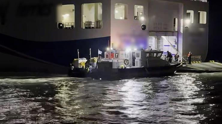 Güney Kore’de 267 kişiyi taşıyan yolcu feribotu karaya oturdu