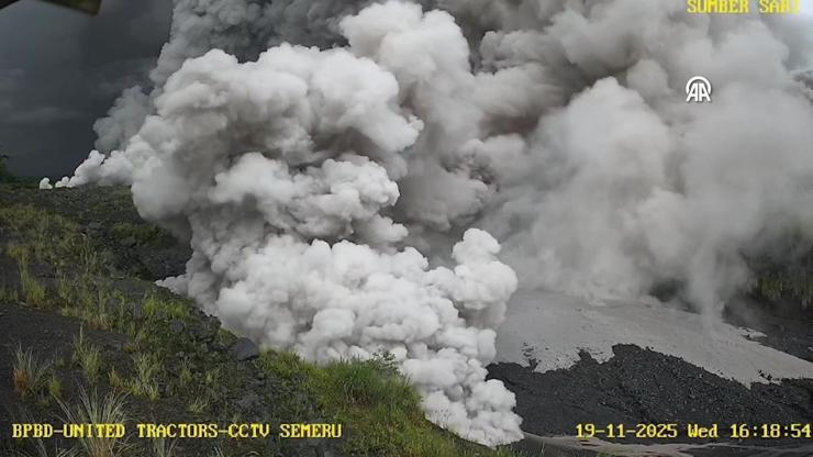 Endonezyada yanardağ böyle patladı
