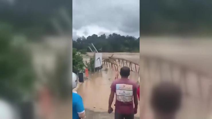 Vietnam’da sel köprüyü böyle yıktı