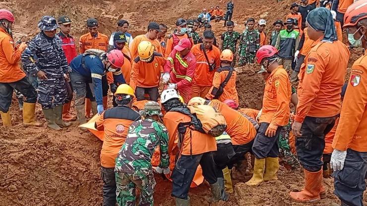 Endonezya'da heyelan faciası: Can kaybı 30'a yükseldi Endonezya'da heyelan faciası: Can kaybı 30'a yükseldi
