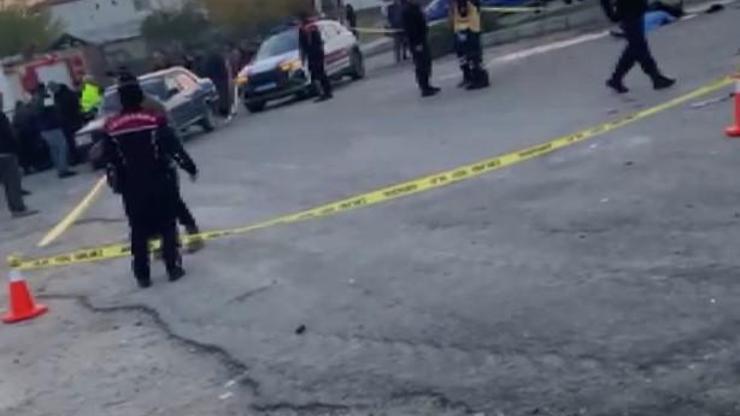 Elazığ'da feci kaza! Traktörle çarpışarak savrulan otomobilin ezdiği yaya öldü, sürücüler yaralandı