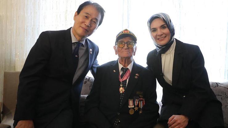 Bakan Göktaş, Güney Koreli bakan ile Kore gazisi Osman Yaşar Eken'i ziyaret etti