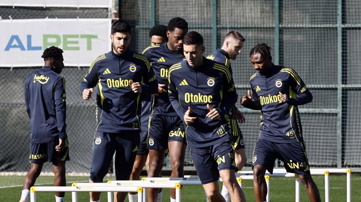 Fenerbahçe'de, Ferencvaros maçı öncesi savunmada alarm zilleri çalıyor Fenerbahçe'de, Ferencvaros maçı öncesi savunmada alarm zilleri çalıyor