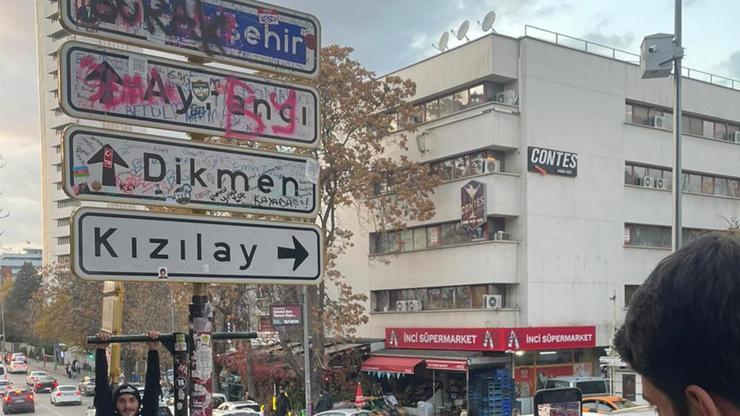 Gençlerin akımı devam ediyor Kızılay tabelası dördüncü kez yenilendi