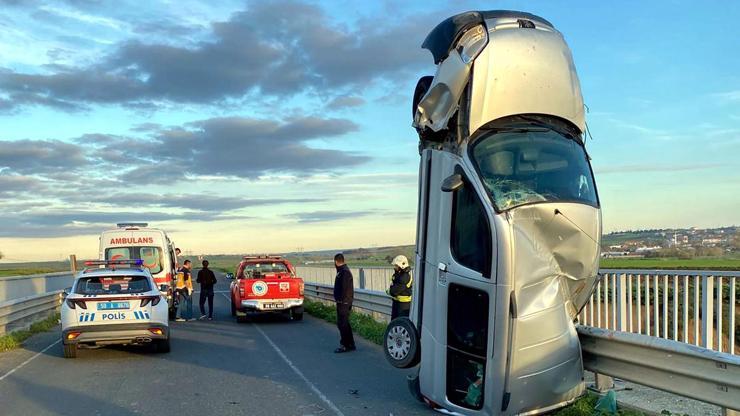 Hafif ticari araç bariyere çarptı, dik şekilde kaldı